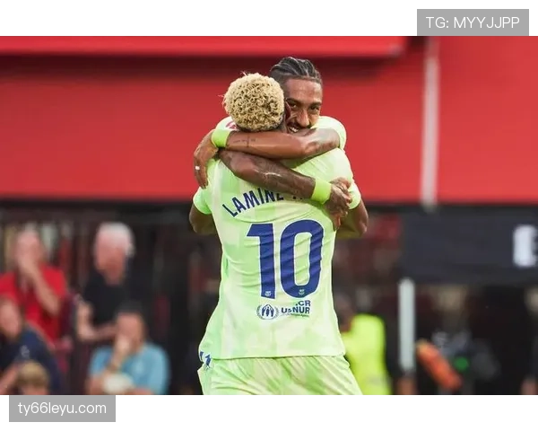 拉菲尼亚彰显更衣室领袖作用，助力巴萨提升团队凝聚力