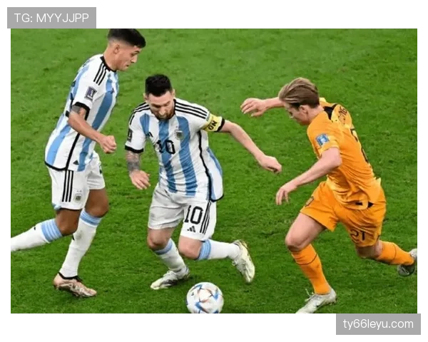 梅西 vs 韦斯利·斯内德:技术核心与全能中场的角色价值对比 梅西 vs 韦斯利·斯内德:技术核心与全能中场的角色价值对比