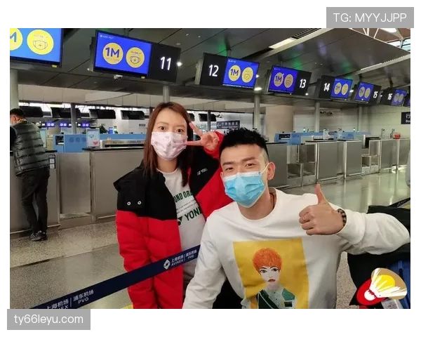 刚刷到郑思维逛街的视频——赛场那股狠劲儿全没了，变成了拎名牌包的隔壁富哥